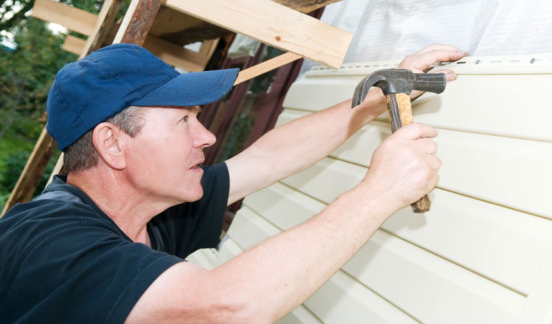 Reasons to Hire a Contractor for Siding Repair in Lawrence, Kansas